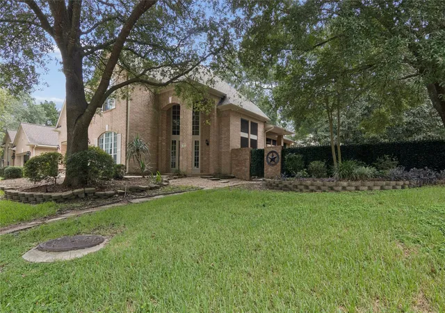 Photo 3 of Single family home for sale at 2 Surrey Run Pl, Conroe, TX 77384 | MLS# 31663655 | Listing updated on 2026-09-10