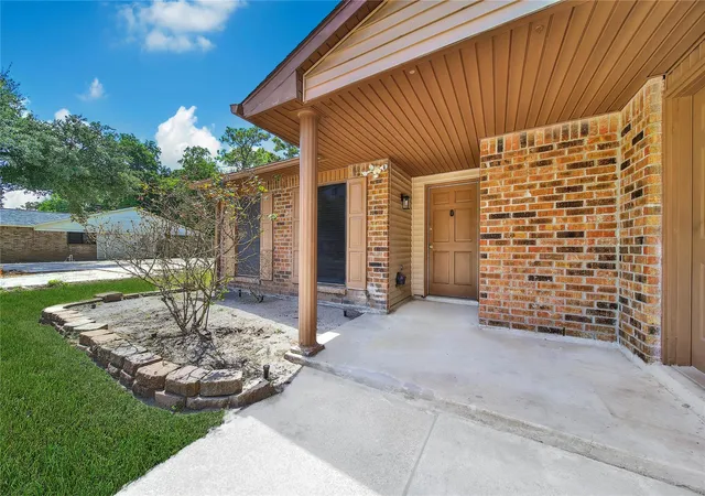Photo 3 of Sale Pending at 2614 Hummingbird Ln, Humble, TX 77396 | MLS# 35726229 | Listing updated on 2026-09-17