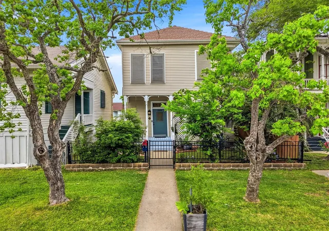 Photo 3 of Single family home for sale at 3826 Ave O 1/2, Galveston, TX 77550 | MLS# 60106383 | Listing updated on 2026-08-21