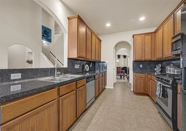 Photo 3 of Sale Pending at 6318 Dayridge Ln, Houston, TX 77048 | MLS# 17961703 | Listing updated on 2026-09-22