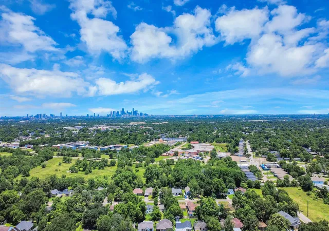4th image of 4914 Angleton St, Houston, TX 77033 | MLS# 87228243