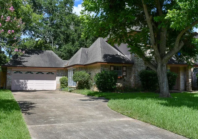 2nd image of 231 Huckleberry Dr, Lake Jackson, TX 77566 | MLS# 52274701
