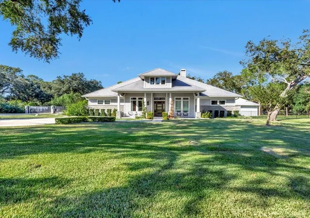 Photo 2 of Mansion for sale at 400 Hillcrest Dr, Richmond, TX 77469 | MLS# 67404201 | Listing updated on 2026-04-20