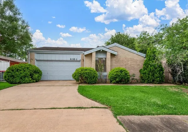Photo 1 of Sale Pending at 6351 Cambridge Glen Ln, Houston, TX 77035 | MLS# 95972416 | Listing updated on 2026-08-11