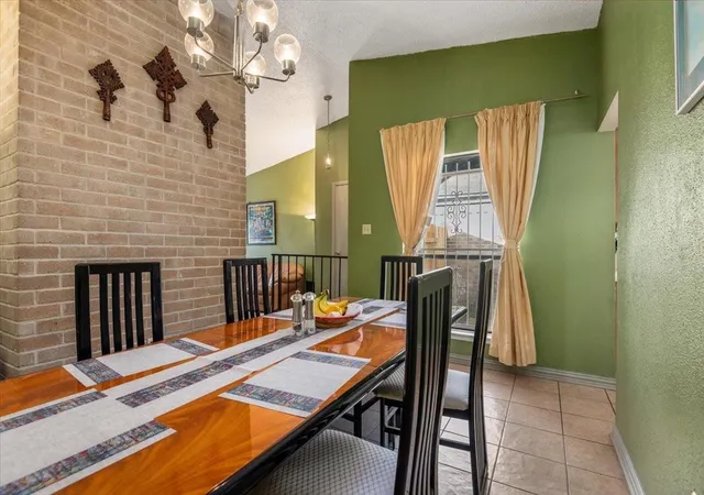 Photo 3 of Sale Pending at 6351 Cambridge Glen Ln, Houston, TX 77035 | MLS# 95972416 | Listing updated on 2026-08-11