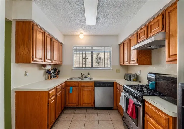 Photo 3 of Sale Pending at 6351 Cambridge Glen Ln, Houston, TX 77035 | MLS# 95972416 | Listing updated on 2026-08-11
