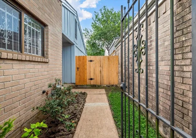 Photo 4 of Sale Pending at 6351 Cambridge Glen Ln, Houston, TX 77035 | MLS# 95972416 | Listing updated on 2026-08-11