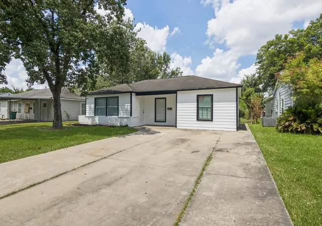 Photo 2 of Single family home for sale at 1408 Scarborough Ln, Pasadena, TX 77502 | MLS# 4699477 | Listing updated on 2026-07-16