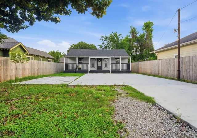 2nd image of 321 Reid St, Houston, TX 77022 | MLS# 81391597