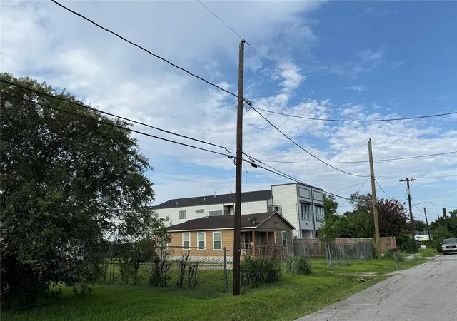 4th image of 7949 Angus St, Houston, TX 77028 | MLS# 12084989