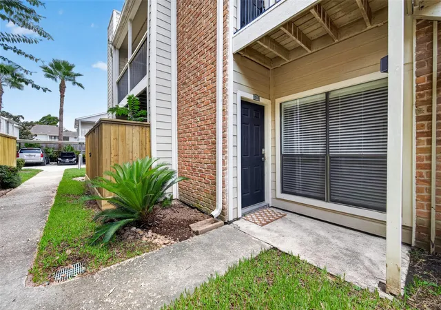 Photo 1 of Condo for sale at 2001 Bering Dr #3D, Houston, TX 77057 | MLS# 33598585 | Listing updated on 2026-10-01