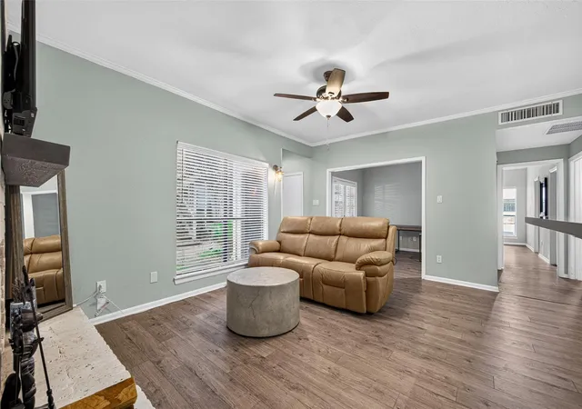 Photo 3 of Condo for sale at 2001 Bering Dr #3D, Houston, TX 77057 | MLS# 33598585 | Listing updated on 2026-10-01