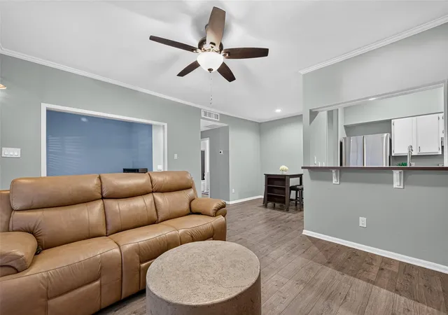 Photo 3 of Condo for sale at 2001 Bering Dr #3D, Houston, TX 77057 | MLS# 33598585 | Listing updated on 2026-10-01