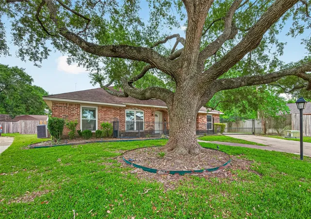 3rd image of 2003 Point Clear Ct, Missouri City, TX 77459 | MLS# 73672730