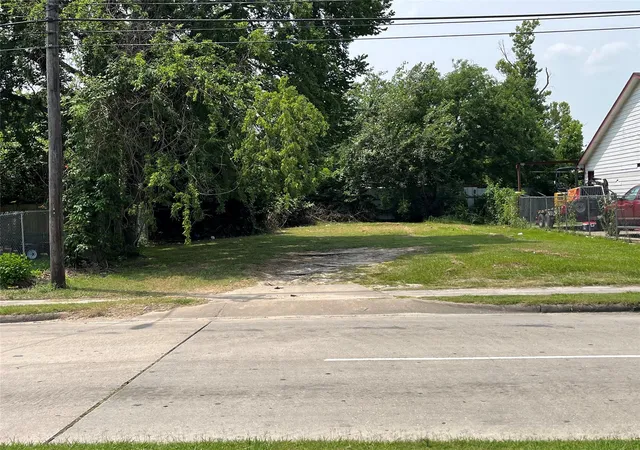 Photo 1 of Land for sale at 1207 S Victory Dr, Houston, TX 77088 | MLS# 68117912 | Listing updated on 2026-02-04