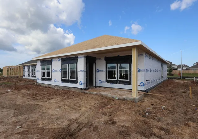 Photo 3 of Single family home for sale at 7930 Jade Crst Dr, Angleton, TX 77515 | MLS# 48519611 | Listing updated on 2026-09-20