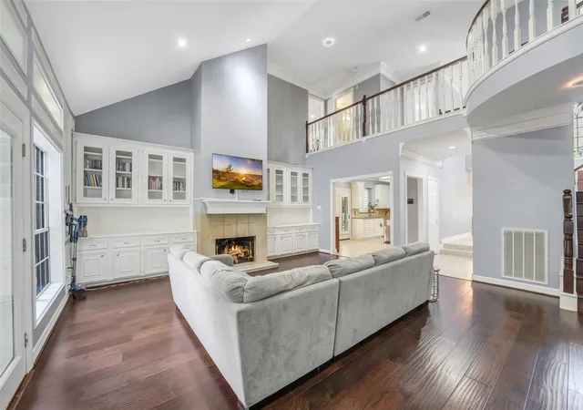 2nd image of 402 Lakeside Blvd, Sugar Land, TX 77478 | MLS# 79956871