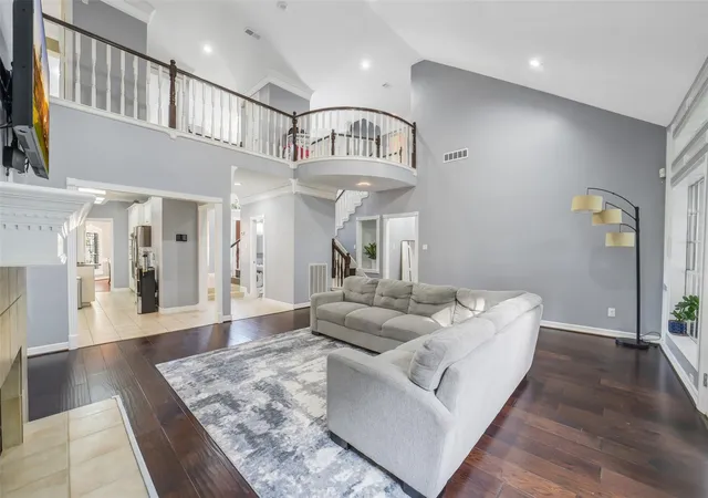 5th image of 402 Lakeside Blvd, Sugar Land, TX 77478 | MLS# 79956871
