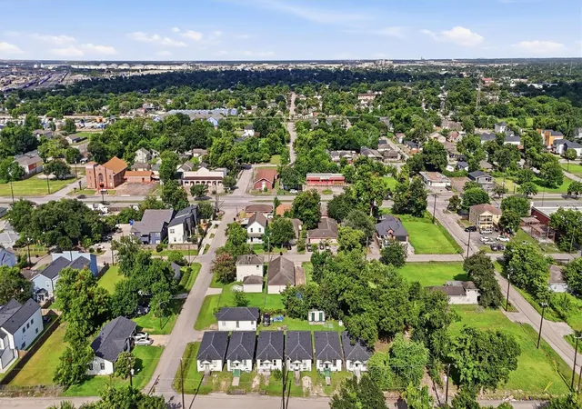 Listing Photo 4 - Condo for sale in building located at 2222 Erastus St, Houston, TX 77020