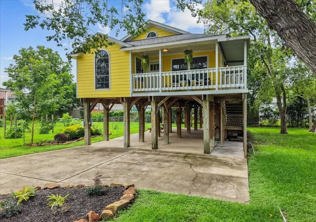 Homes for sale in Kemah, TX | 310 Lakeside Dr, Kemah, TX 77565 | MLS# 86683975