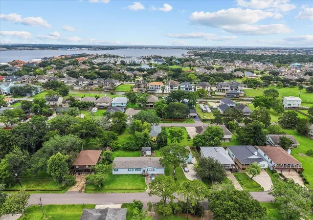 27th image of 310 Lakeside Dr, Kemah, TX 77565 | MLS# 86683975