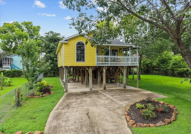 Homes for sale in Kemah, TX | 310 Lakeside Dr, Kemah, TX 77565 | MLS# 86683975