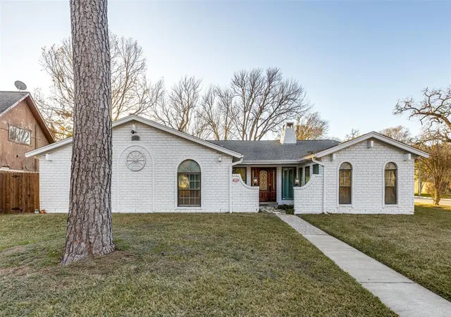 Photo 1 of Sale Pending at 6931 Wagonwheel Ln, Houston, TX 77088 | MLS# 50278930 | Listing updated on 2025-09-20