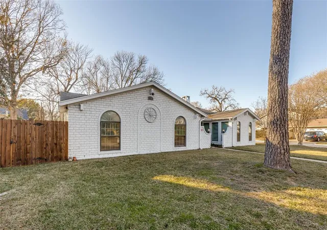 Photo 2 of Sale Pending at 6931 Wagonwheel Ln, Houston, TX 77088 | MLS# 50278930 | Listing updated on 2025-09-20