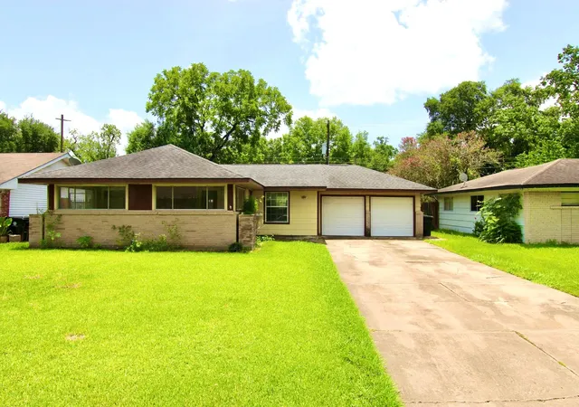 Photo 1 of Sale Pending at 6923 Edgemoor Dr, Houston, TX 77074 | MLS# 93315616 | Listing updated on 2026-08-03