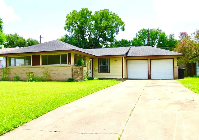 Photo 2 of Sale Pending at 6923 Edgemoor Dr, Houston, TX 77074 | MLS# 93315616 | Listing updated on 2026-08-03