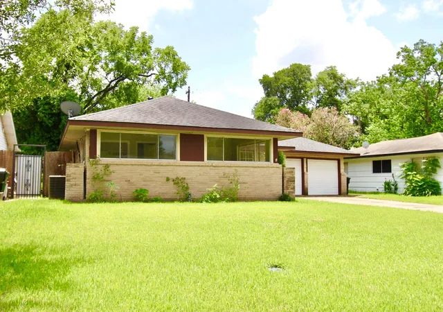 Photo 3 of Sale Pending at 6923 Edgemoor Dr, Houston, TX 77074 | MLS# 93315616 | Listing updated on 2026-08-03
