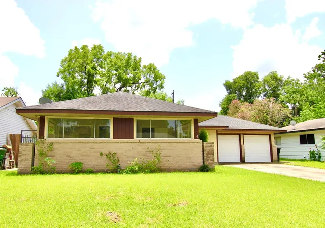 Photo 3 of Sale Pending at 6923 Edgemoor Dr, Houston, TX 77074 | MLS# 93315616 | Listing updated on 2026-08-03