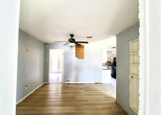 Photo 4 of Sale Pending at 6923 Edgemoor Dr, Houston, TX 77074 | MLS# 93315616 | Listing updated on 2026-08-03