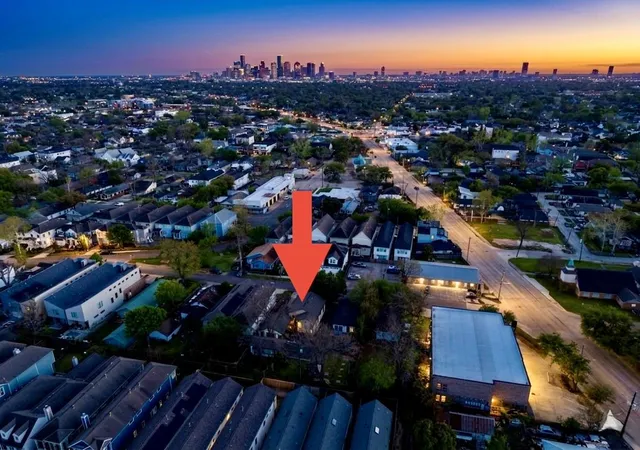 2nd image of 811 E 23rd St, Houston, TX 77009 | MLS# 26277602