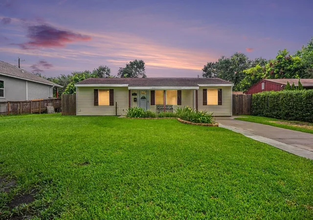 1st image of 905 15th Ave N, Texas City, TX 77590 | MLS# 9322519