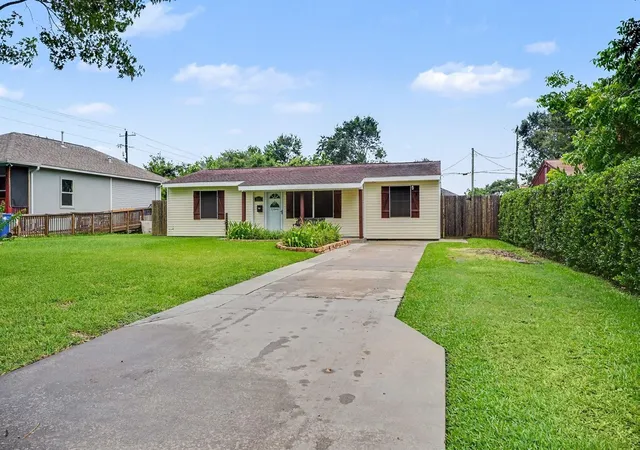 2nd image of 905 15th Ave N, Texas City, TX 77590 | MLS# 9322519