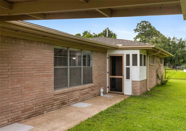 4th image of 110 Mustang Dr, Alvin, TX 77511 | MLS# 74363517