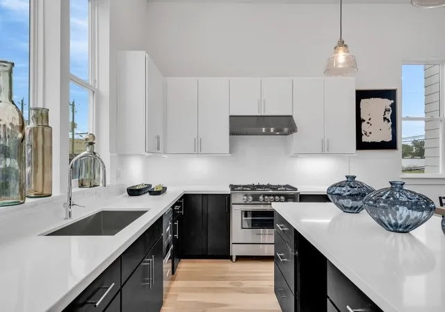 Photo 3 of Townhouse for sale at 3 N Saint Charles St #C, Houston, TX 77003 | MLS# 45084312 | Listing updated on 2026-09-11