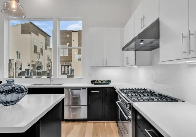 Photo 3 of Townhouse for sale at 3 N Saint Charles St #C, Houston, TX 77003 | MLS# 45084312 | Listing updated on 2026-09-11