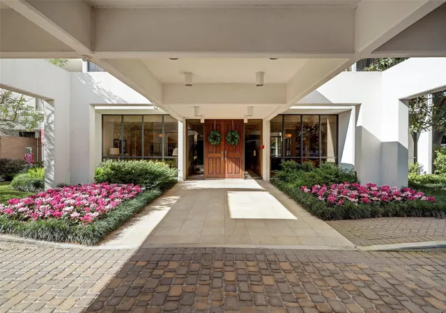 2nd image of 5001 Woodway Dr Dr, Houston, TX 77056