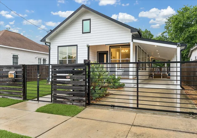Photo 1 of Single family home for sale at 2112 Common St, Houston, TX 77009 | MLS# 58977736 | Listing updated on 2026-09-06