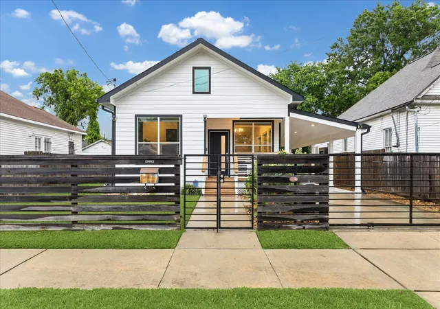 Photo 2 of Single family home for sale at 2112 Common St, Houston, TX 77009 | MLS# 58977736 | Listing updated on 2026-09-06