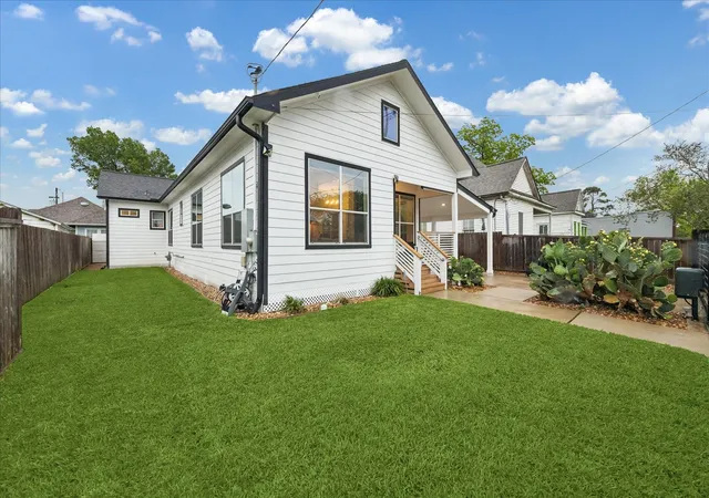 Photo 3 of Single family home for sale at 2112 Common St, Houston, TX 77009 | MLS# 58977736 | Listing updated on 2026-09-06