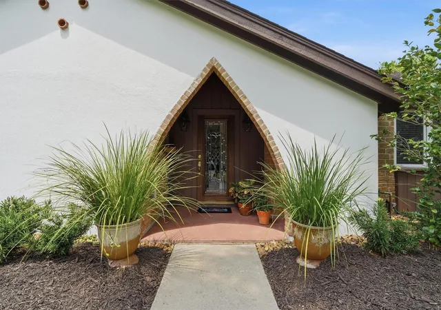 Photo 4 of Single family home for sale at 18319 Hereford Ln, Houston, TX 77058 | MLS# 22010309 | Listing updated on 2026-09-20