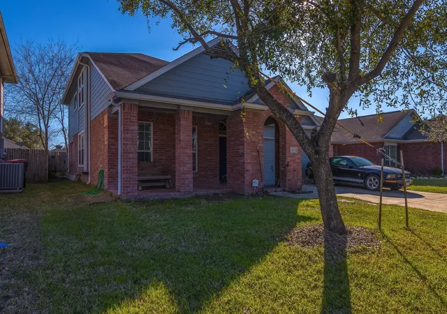 Photo 3 of Single family home for sale at 10303 Mills Run Dr, Houston, TX 77070 | MLS# 60914006 | Listing updated on 2026-01-22