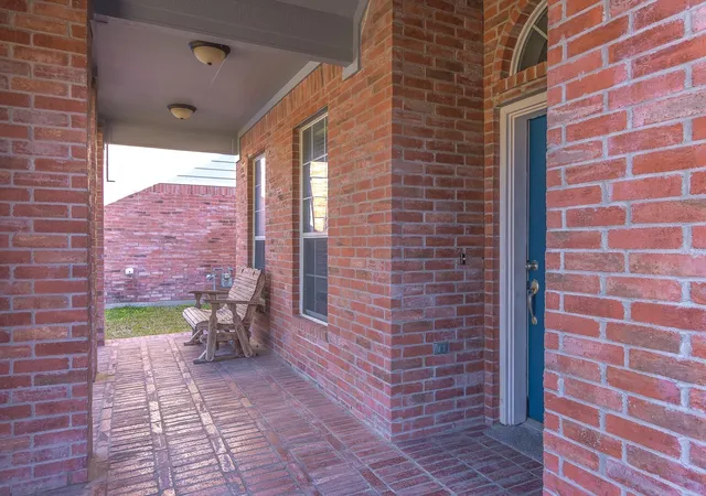 Photo 3 of Single family home for sale at 10303 Mills Run Dr, Houston, TX 77070 | MLS# 60914006 | Listing updated on 2026-01-22