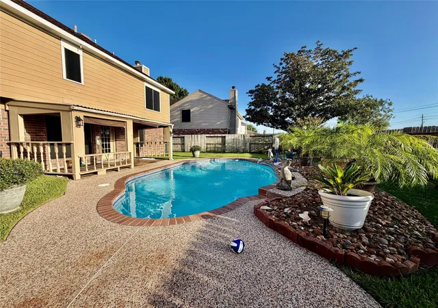 Photo 3 of Single family home for sale at 4010 Ivywood Dr, Pearland, TX 77584 | MLS# 21011781 | Listing updated on 2026-09-17