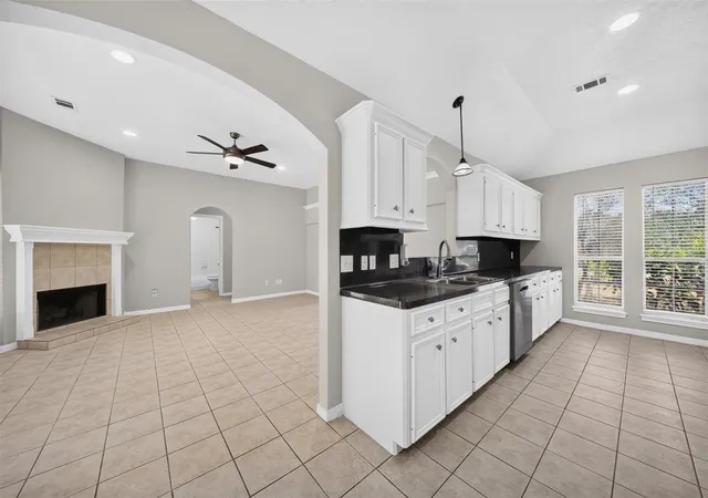 Photo 4 of Single family home for sale at 10546 Fawn Mist Dr, Conroe, TX 77303 | MLS# 21306390 | Listing updated on 2026-10-12