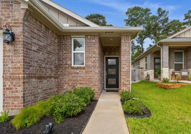 Photo 2 of Sale Pending at 7067 Silverleaf Oak St, Conroe, TX 77304 | MLS# 7582545 | Listing updated on 2026-09-14