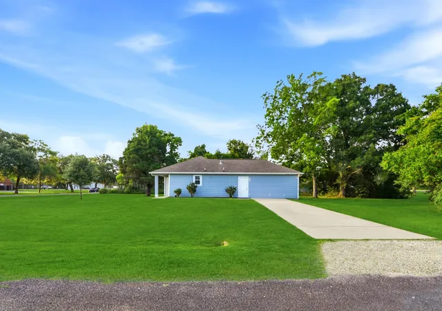 Homes for sale in Anahuac, TX | 609 Washington Ave, Anahuac, TX 77514 | MLS# 38827405